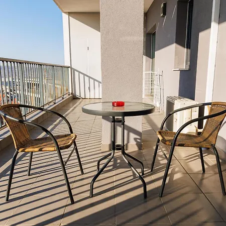 Rbc With Terrace And Parking Daire Kaloşvar
